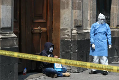 Una persona con presunto Covid-19 afuera de Palacio Nacional