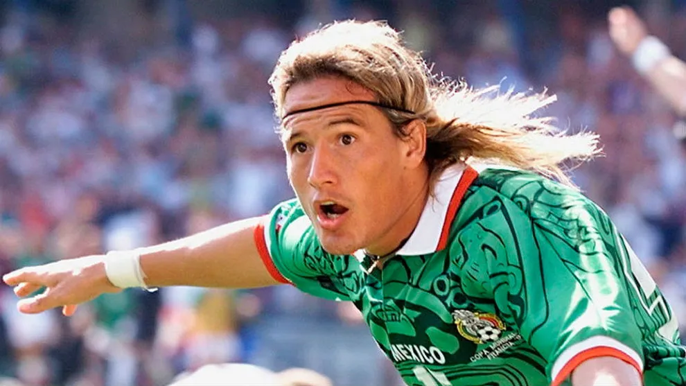 AP Luis Hernández celebra una diana con el Tri