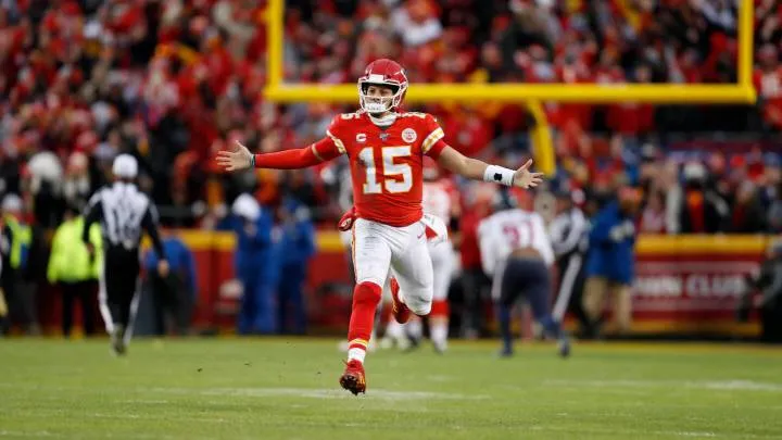 Mahomes corre en un juego de los Chiefs