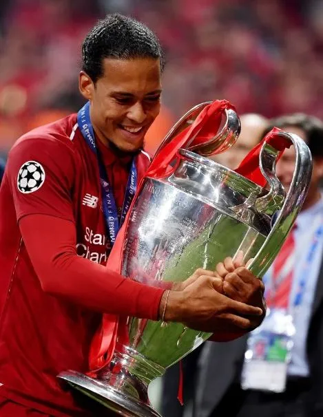 Virgil Van Dijk celebrando el título de Champions League