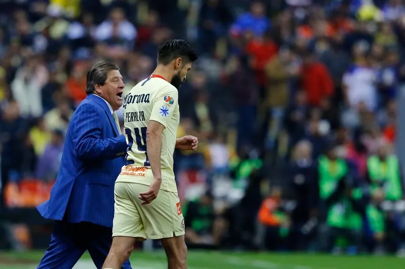 El delantero recibe órdenes de Miguel Herrera
