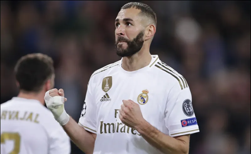 Benzema durante un duelo en la Liga de España