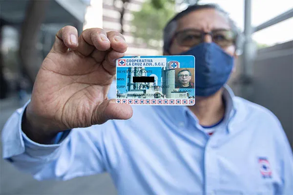 Vicente Reyes muestra su credencial de la Cooperativa