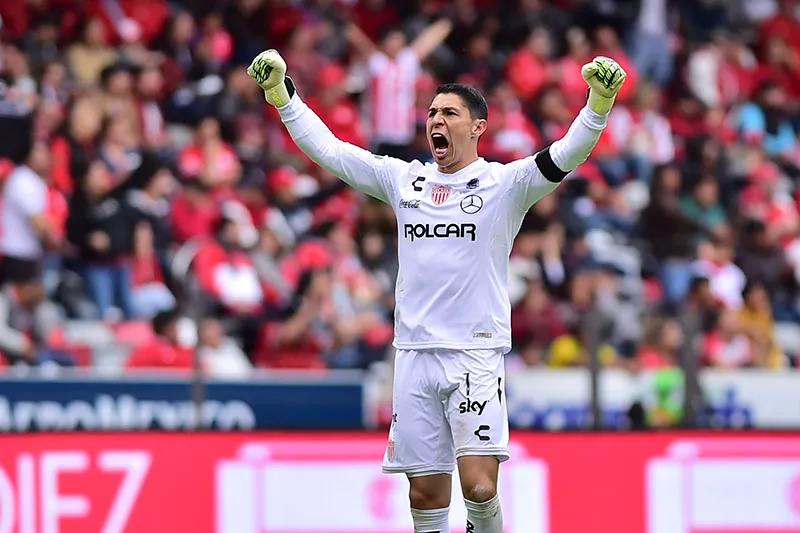 Hugo González celebra una anotación de Necaxa