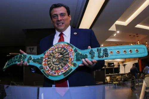 IMAGO7 Mauricio Sulaimán con el 'Cinturón Maya'