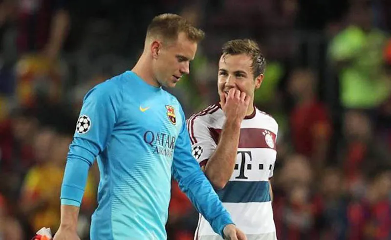 Ter Stegen platica con Mario Götze tras un duelo