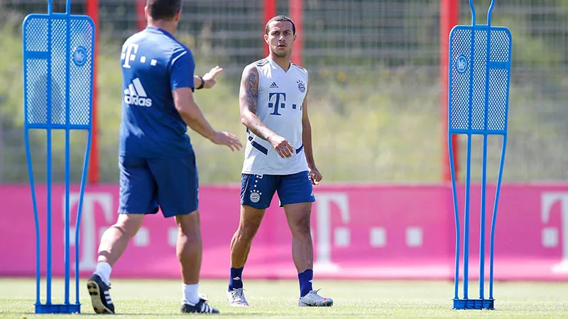 Thiago Alcántara recibe indicaciones en la sesión del Bayern