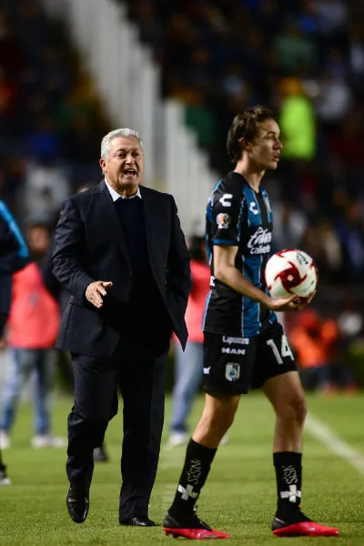Víctor Manuel Vucetich le da instrucciones a Marcel Ruiz