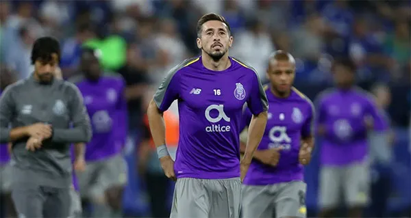 El volante mexicano en un partido con los Dragones