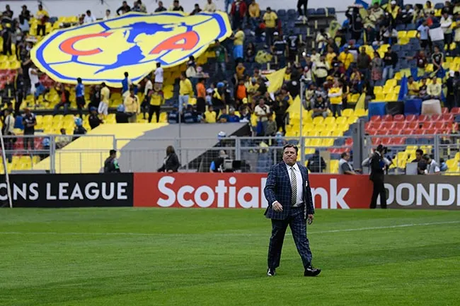 Piojo Herrera camina en el Estadio Azteca