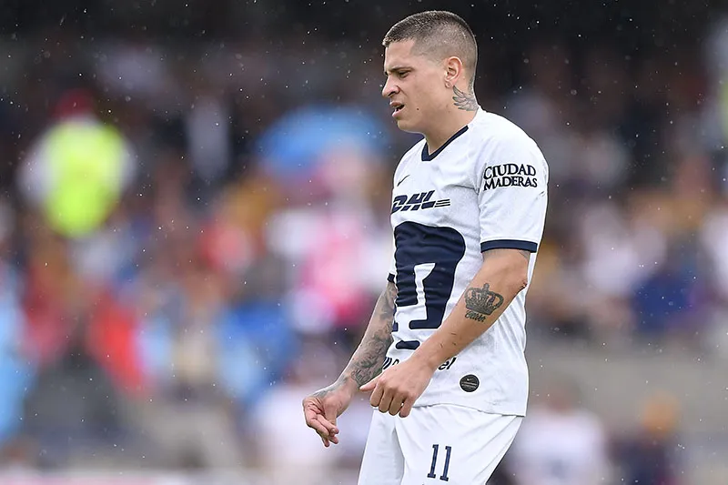 Juan Iturbe durante un duelo con la Liga MX