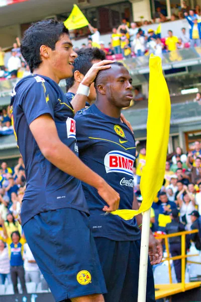Raúl Jiménez y Chucho Benítez celebran un gol