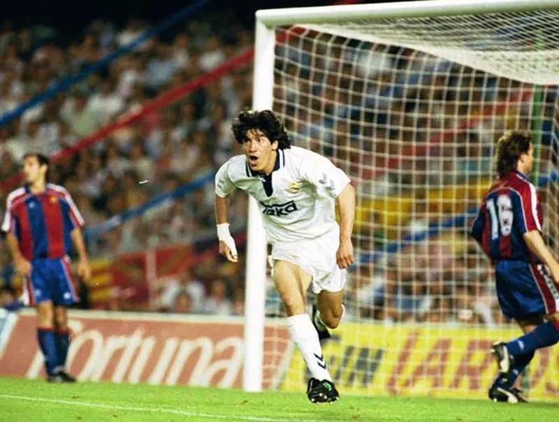 Zamorano celebra un gol con el Real Madrid