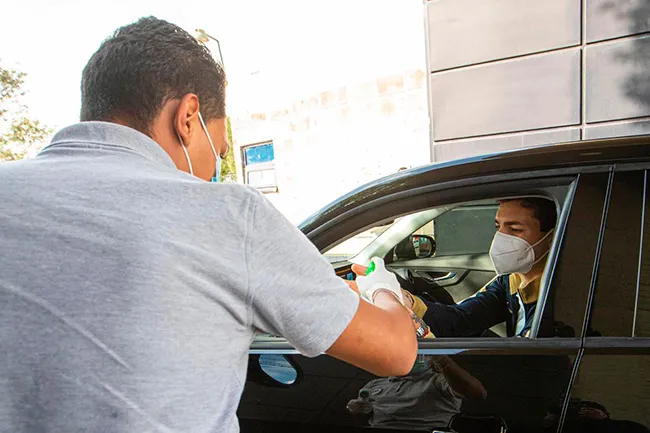 MIGUEL PONTÓN Dinenno recibe un poco de gel antibacterial a su llegada