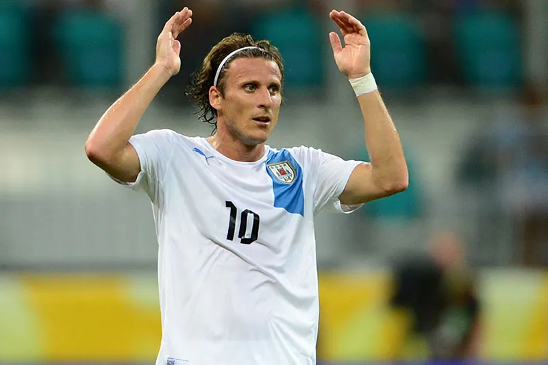 Forlán durante un duelo con la selección de Uruguay