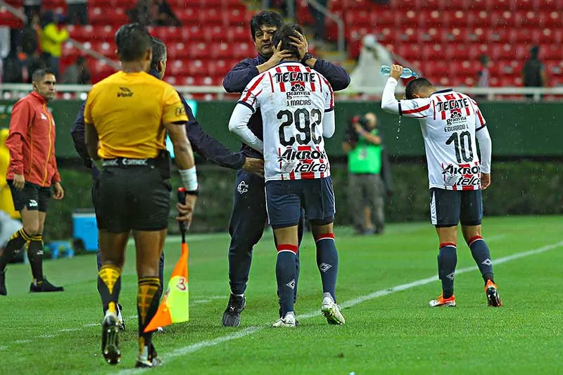 Cardozo abraza a JJ Macías durante un duelo de Chivas