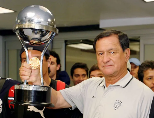 Enrique Meza con el trofeo de la Sudamericana