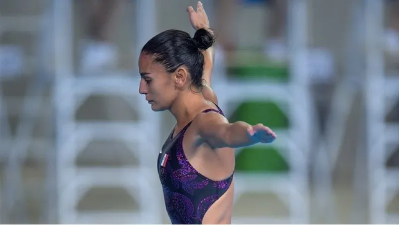 Paola apunto de ejecutar un clavado