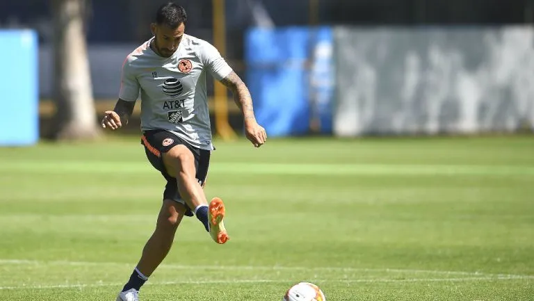 Emanuel Aguilera durante un entrenamiento con América