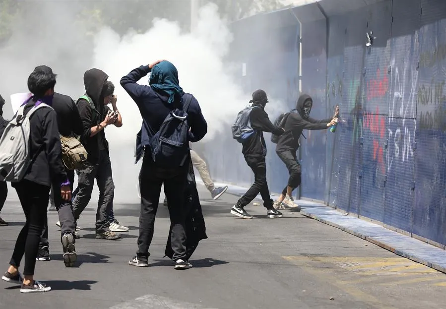 EFE Anarquistas atacan Embajada de Estados Unidos en México