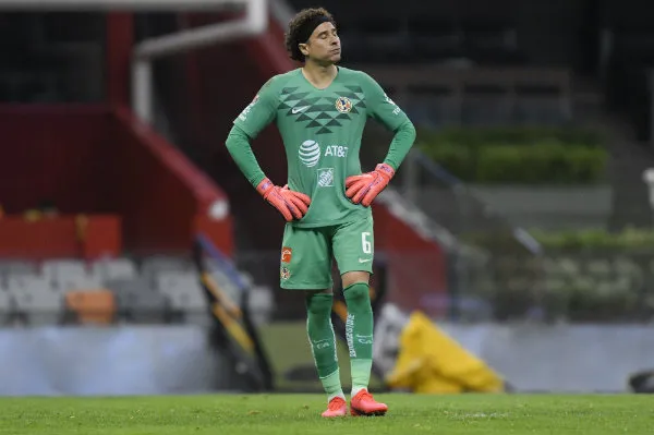 Guillermo Ochoa en un Estadio Azteca vacío