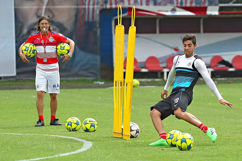 Pizarro durante un entrenamiento con Matías Almeyda