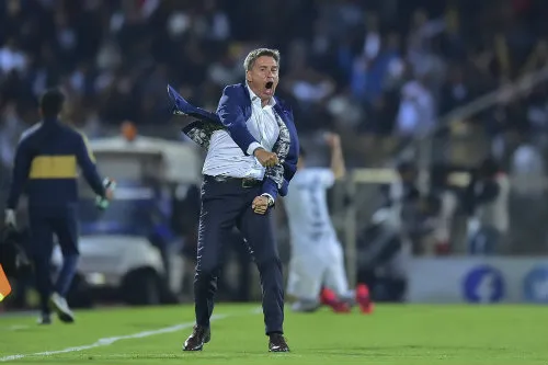 Míchel festeja un gol de los universitarios