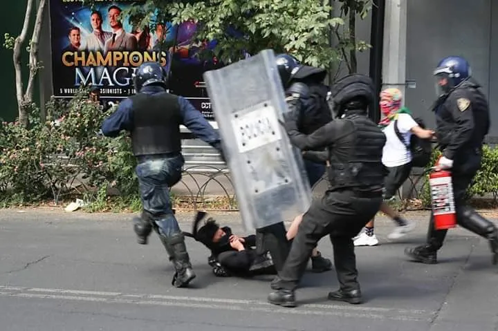 TWITTER @MUJERESDELASAL Policías agredieron manifestantes en CDMX