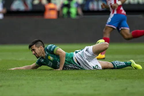 Fernando Navarro en el césped