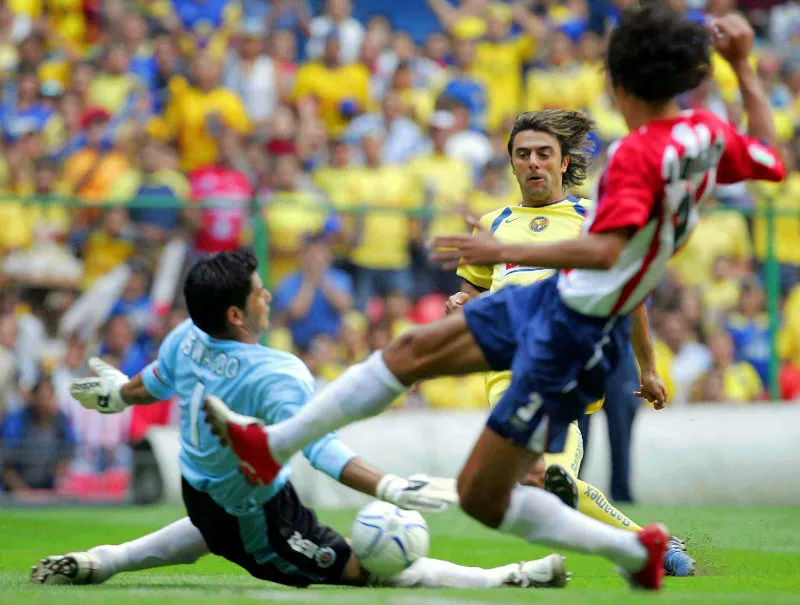 MEXSPORT Claudio López dispara ante la salida de Oswaldo Sánchez en un Clásico Nacional