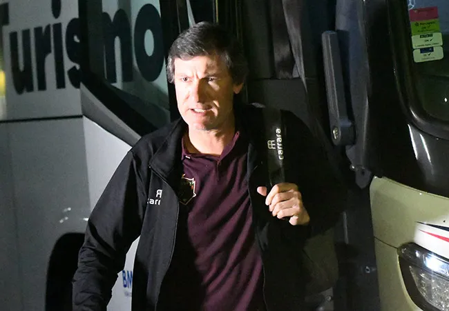 Caballero baja del autobús de Juárez