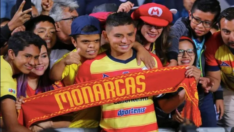 IMAGO7 Sansores cobijado por la afición michoacana