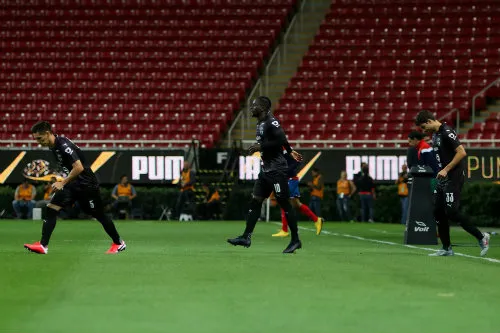 Jugadores de Rayados ingresan al césped del Estadio Akron