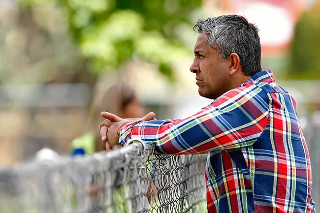 Sergio Bernal observa un juego de juveniles de Pumas