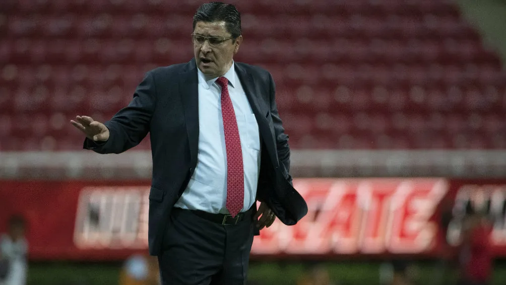 Luis Fernando Tena, técnico de Chivas