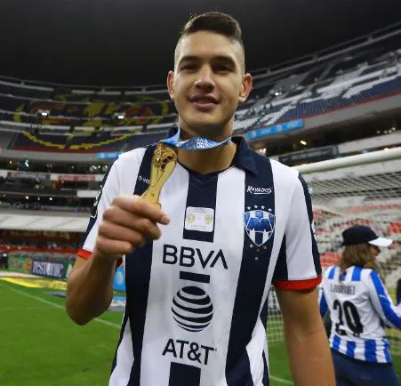 César Montes celebra el campeonato del Monterrey