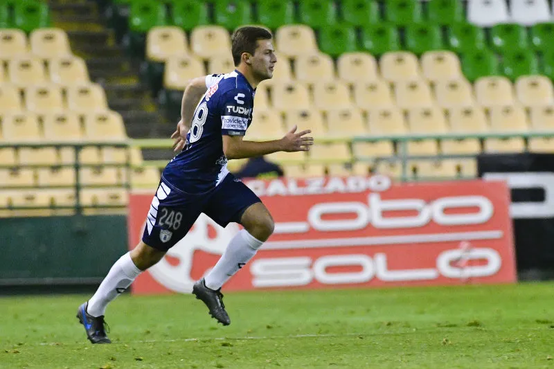 Pizzuto en partido de la Liga MX