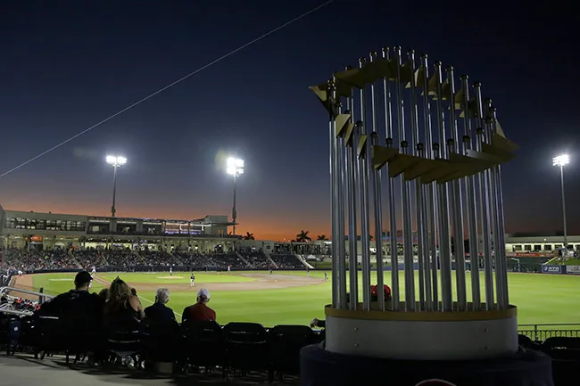 AP Replica del trofeo del Comisionado en las gradas de un juego de pretemporada