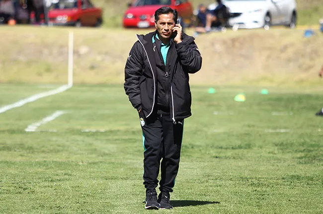 Galindo conversa por teléfono durante una práctica