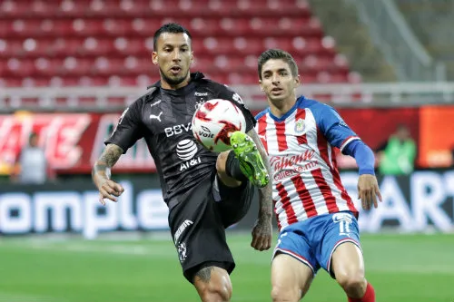 Lionel Vangioni e Isaac Brizuela disputan un balón