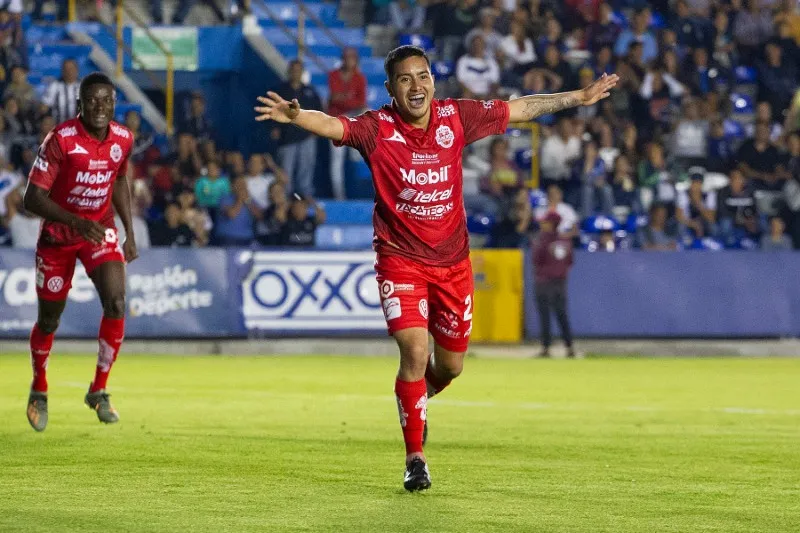 Erik Sánchez celebra un gol con Mineros