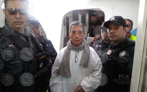 El exgobernador en el AICM