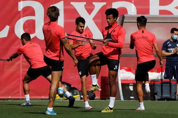 Jugadores del Sevilla entrenan previo al partido