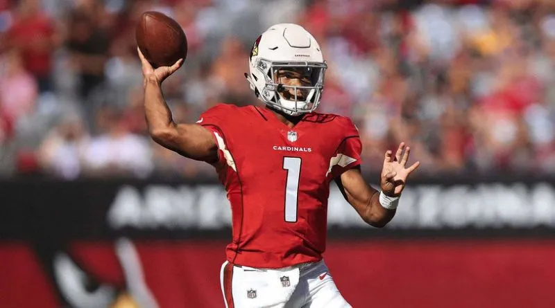 Kyler Murray en acción con Arizona