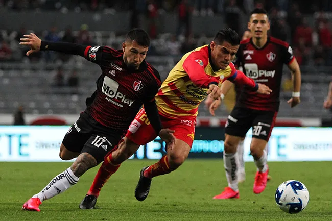 Rocha pelea el balón en un juego de Monarcas