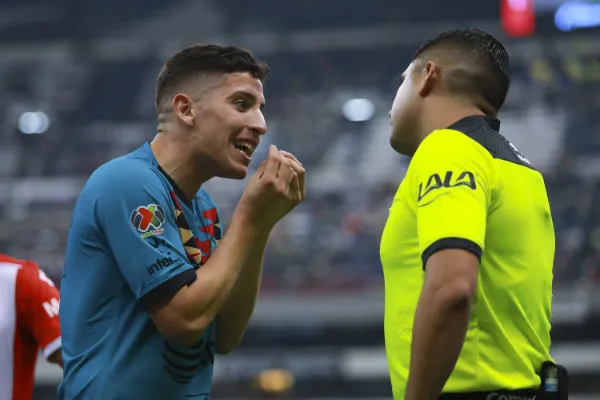 Santiago Cáseres en reclamo