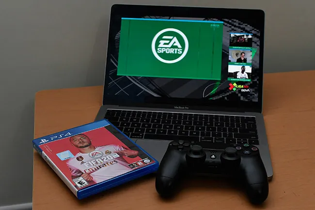 IMAGO7 Control junto a su FIFA 20 previo a un juego de eLiga MX