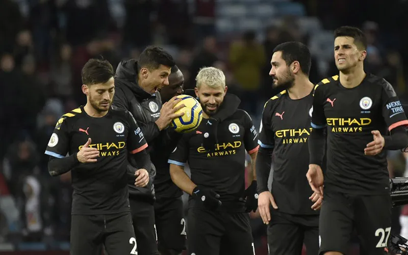 Futbolistas del Manchester City durante un duelo