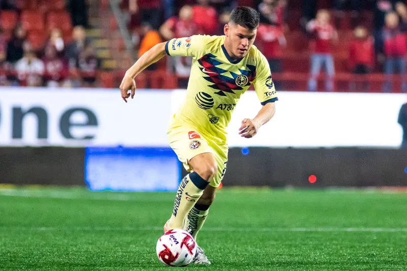 El mediocampista en un partido del América