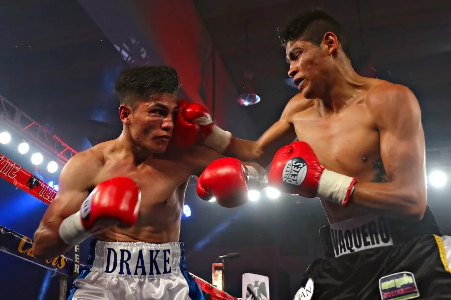 IMAGO7 Emanuel Navarrete enfrenta a Dennis Contreras